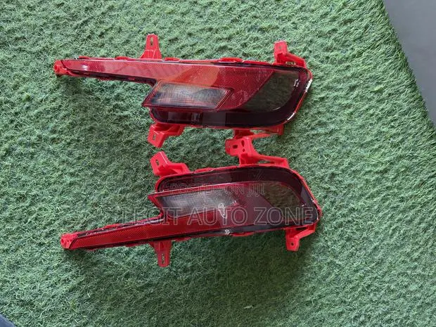 Hyundai Elantra 2019,2020, Back Bumper Reflector Available · Photo 1