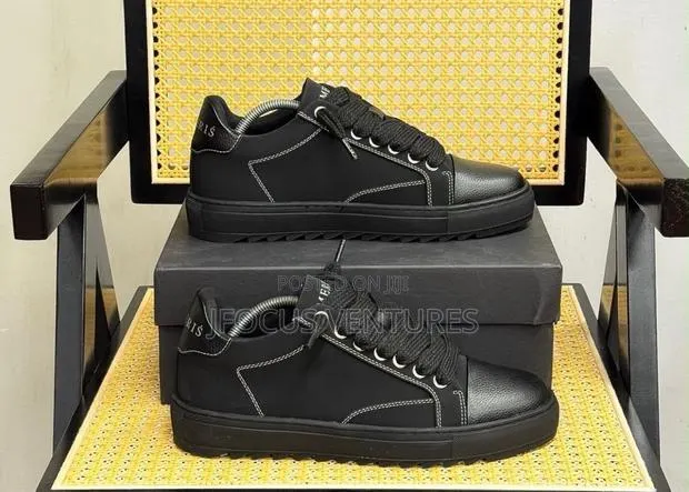 Numeris All Black Sneakers · Photo 1