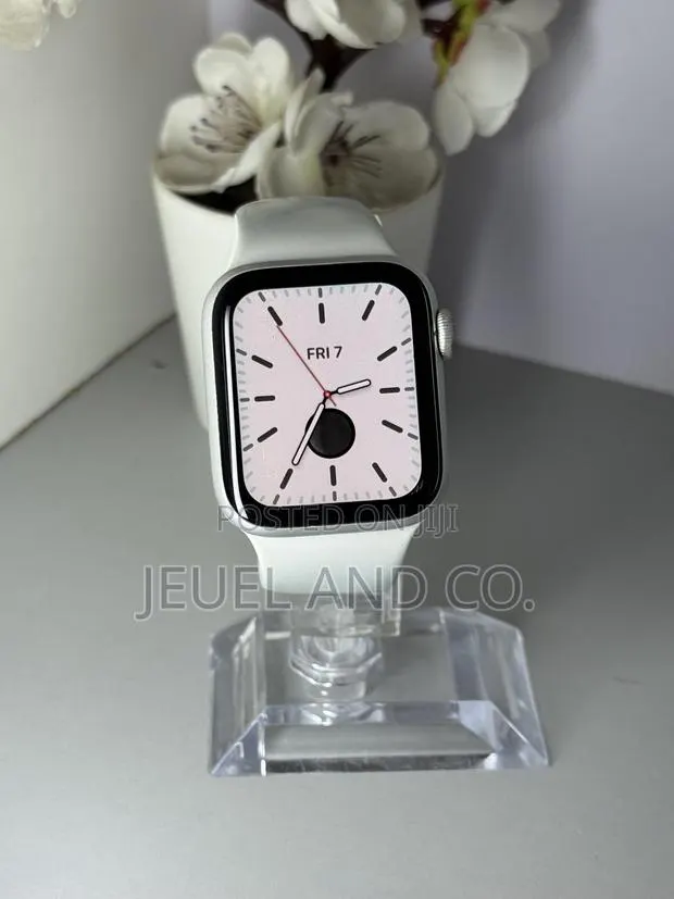Apple Watch Series 4 Silver · Photo 1