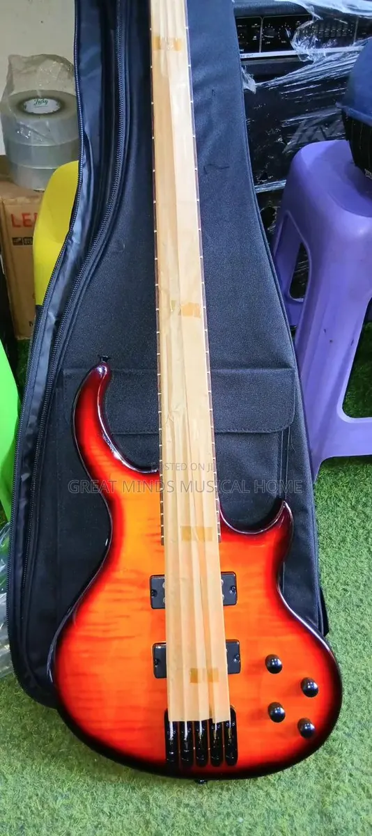 Givson Active Bass Guitar With Bag · Photo 1