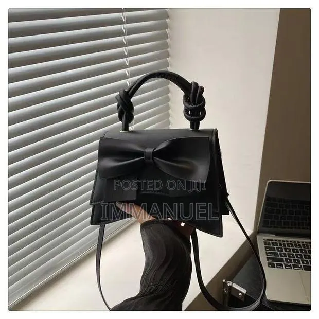 Bow Design Handbag · Photo 1
