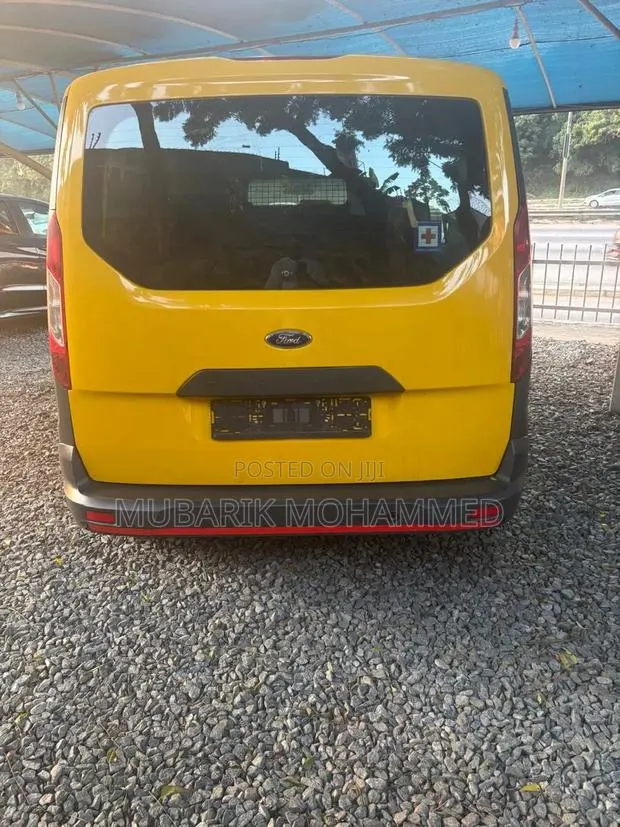 Ford Transit Connect 2016 Yellow · Photo 1