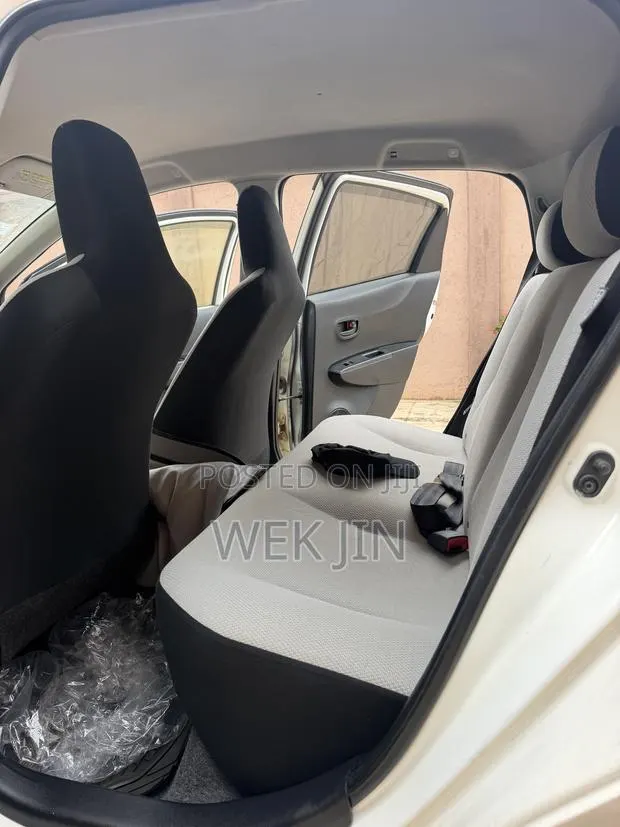 Toyota Vitz 1.3 AWD 5dr 2013 White · Photo 8