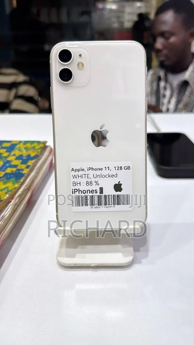 Apple iPhone 11 128 GB White · Photo 1