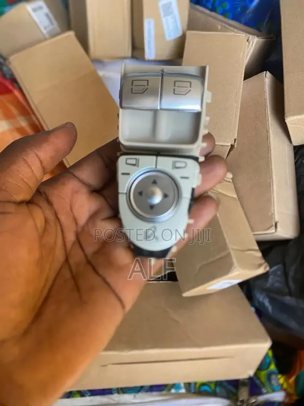 Electric Power Window Switch W205 · Photo 1