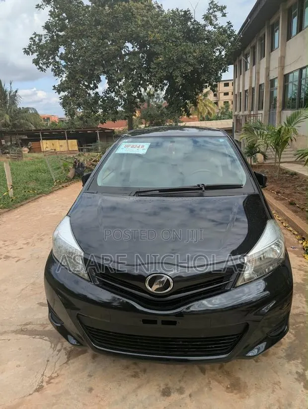 Toyota Vitz 2012 Black · Photo 1
