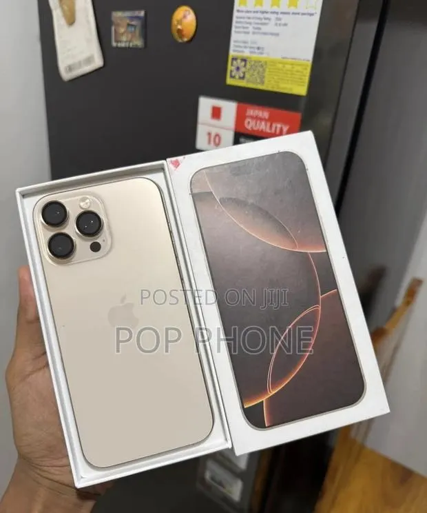 Apple iPhone 16 Pro Max 256 GB Gold · Photo 1