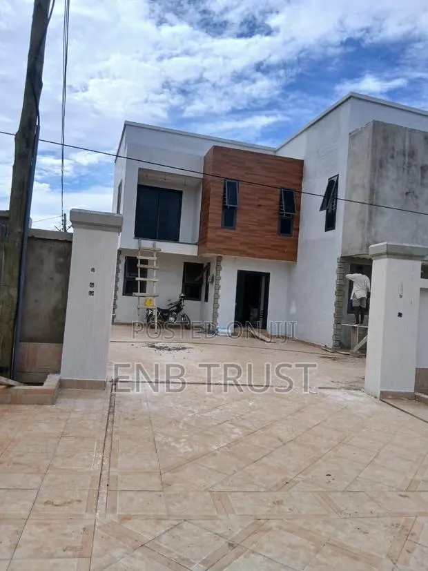 4bdrm Duplex in Sakumono for sale · Photo 1