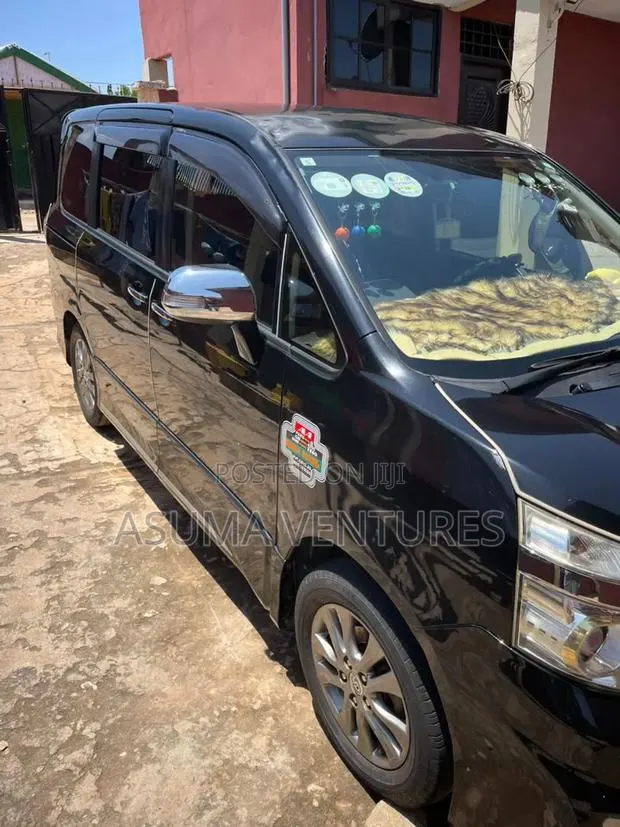 Toyota Voxy V 2WD 8-Seater 2013 Black · Photo 1