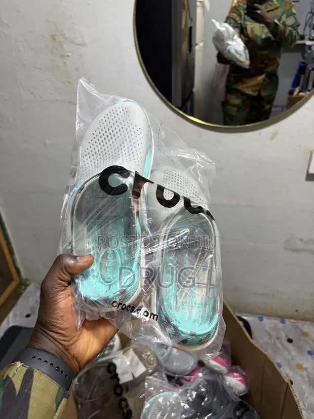 Unisex Crocs · Photo 1