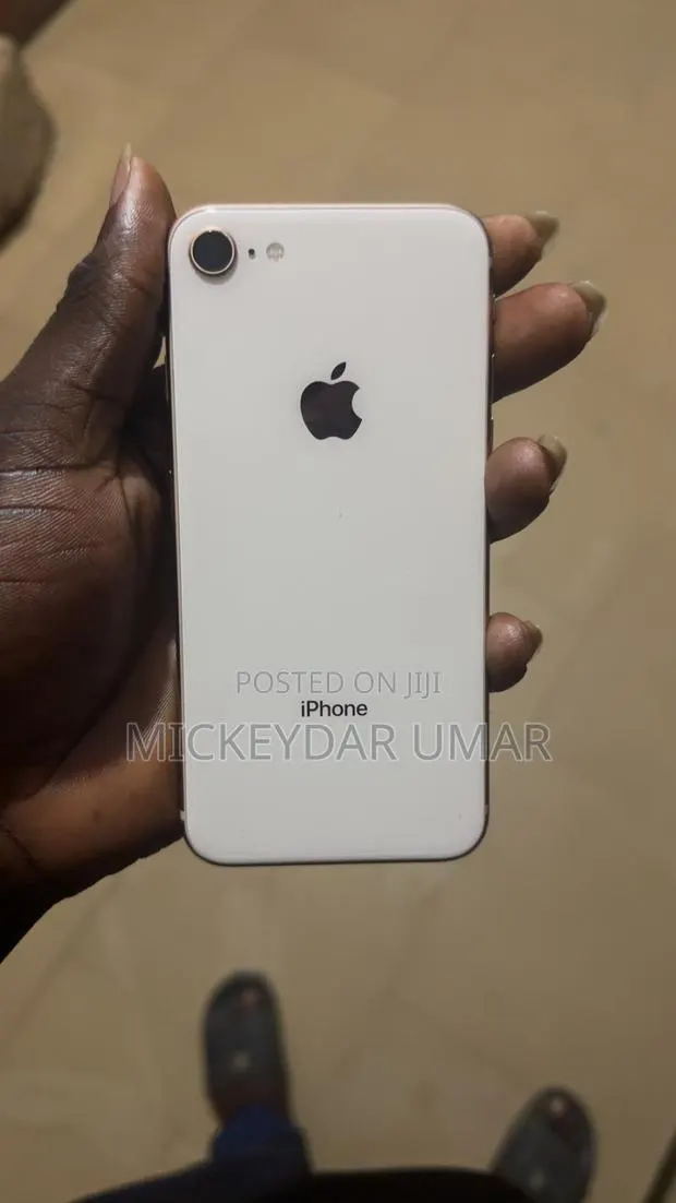 Apple iPhone 8 64 GB Gold · Photo 1