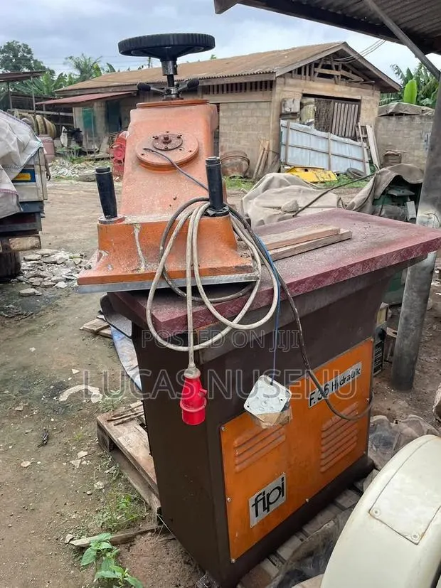 Fipi F.36 Hydraulic Leather Cutter · Photo 1