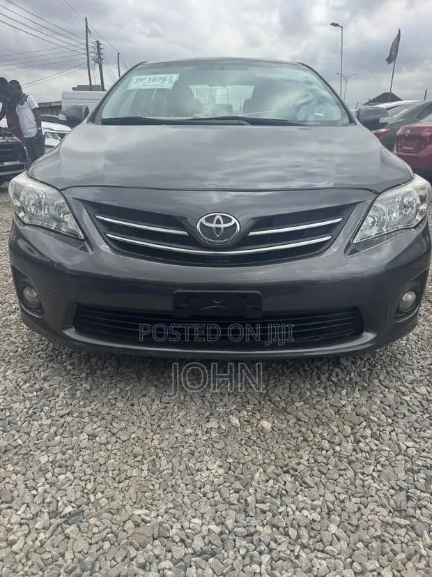 Toyota Corolla LE 4dr Sedan (1.8L 4cyl 4A) 2013 Gray · Photo 1