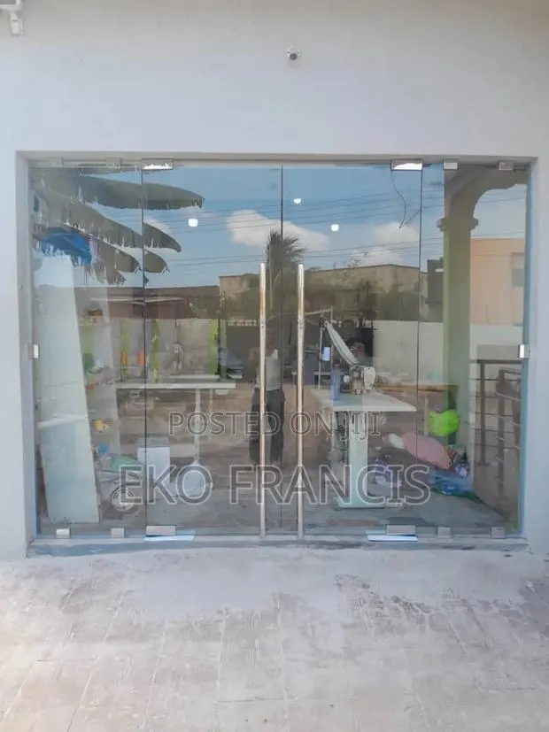 Frameless Glass Door CGS · Photo 1