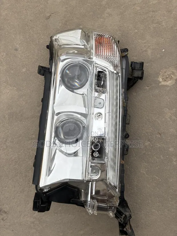 Headlight Land Cruiser 2016-2017-2018-2019 Passenger Side · Photo 1
