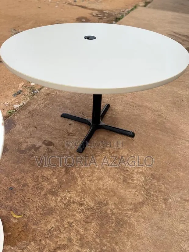Tulip Table · Photo 1