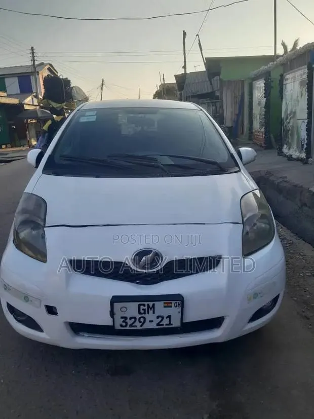 Toyota Vitz 1.3 FWD 5dr 2008 White · Photo 1