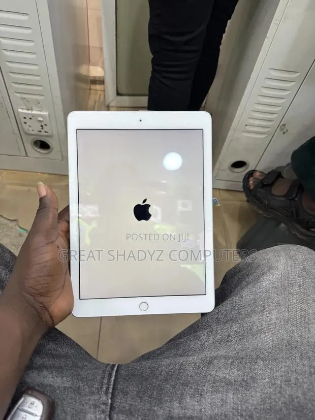 Apple iPad Wi-Fi 128 GB White · Photo 1