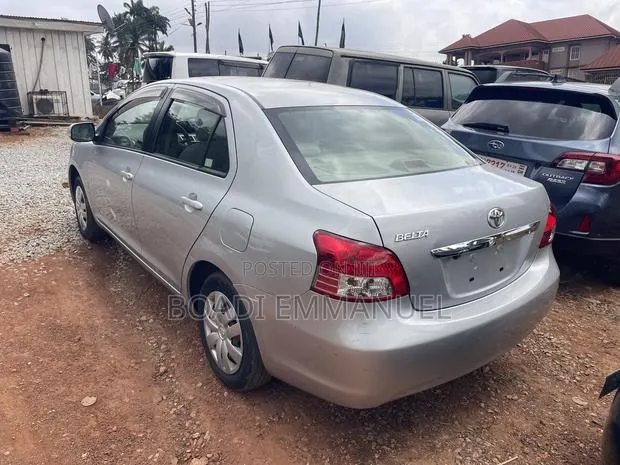 Toyota Belta 2010 Silver · Photo 1
