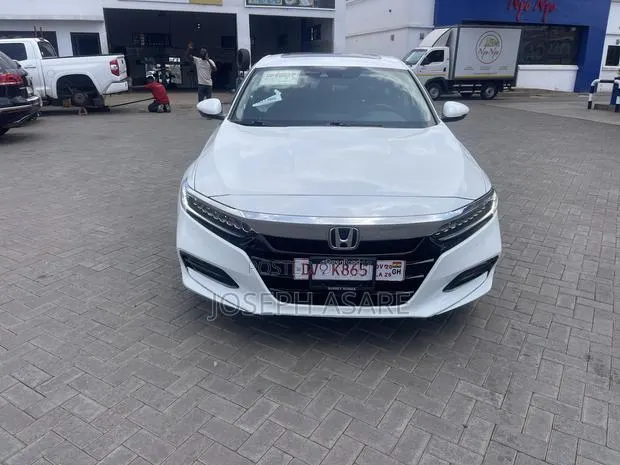 Honda Accord Touring 2.0T 2018 White · Photo 1