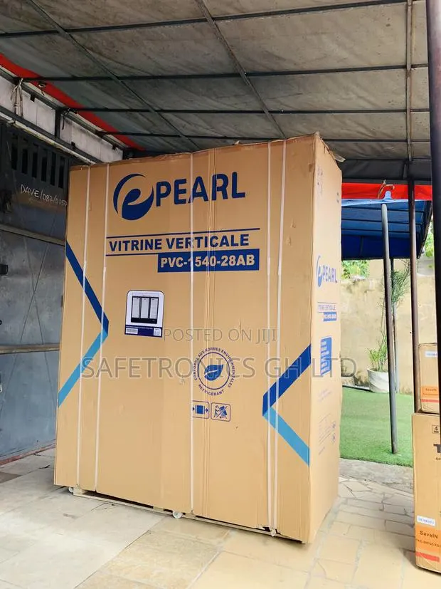 Just Grab Pearl PVC-1540-28ab Three-Door Glass Display Fridge · Photo 1