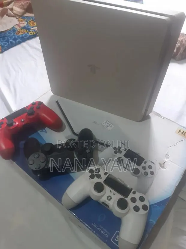 Ps4 Slim With 3 Controllers and Games · Photo 1