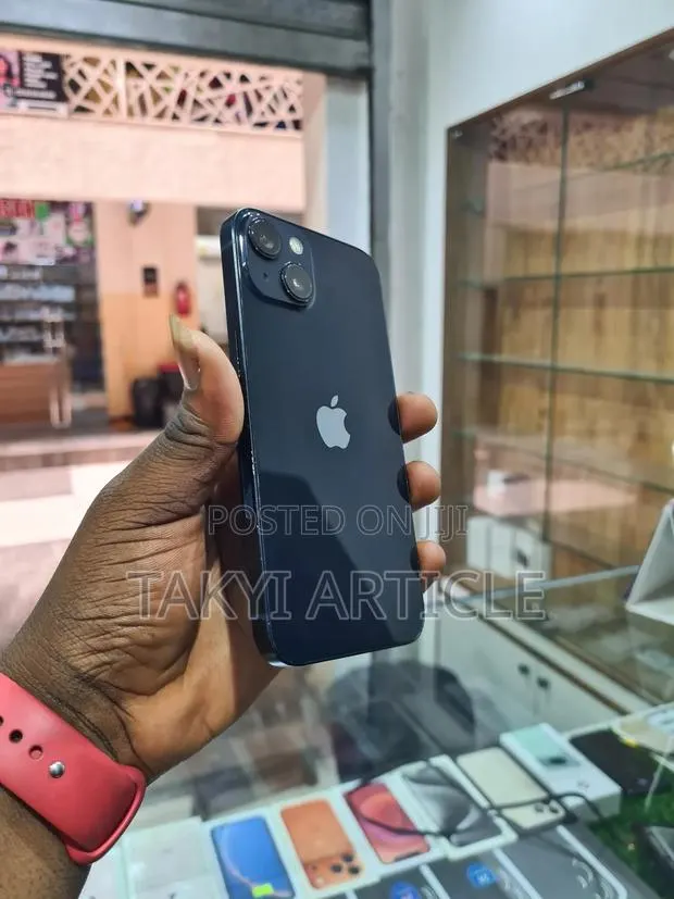 Apple iPhone 13 128 GB · Photo 1