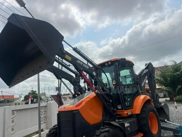 Develon Db100 Backhoe Loader · Photo 1