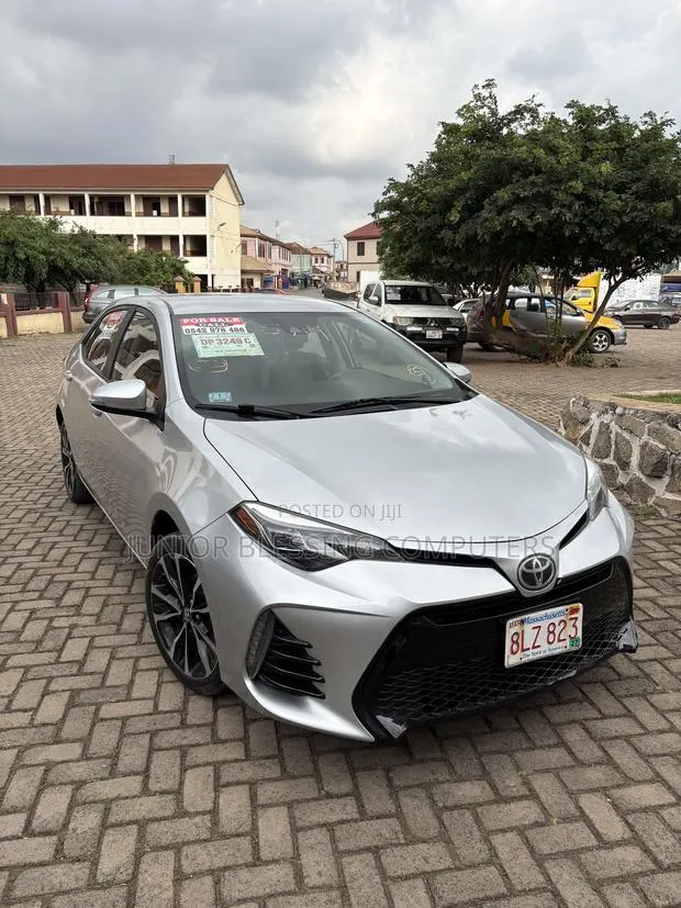 Toyota Corolla SE 4dr Sedan (1.8L 4cyl CVT) 2017 Silver · Photo 1