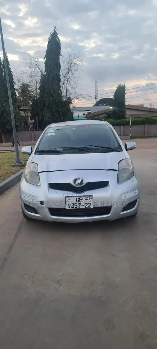 Toyota Vitz 2010 Gray · Photo 1