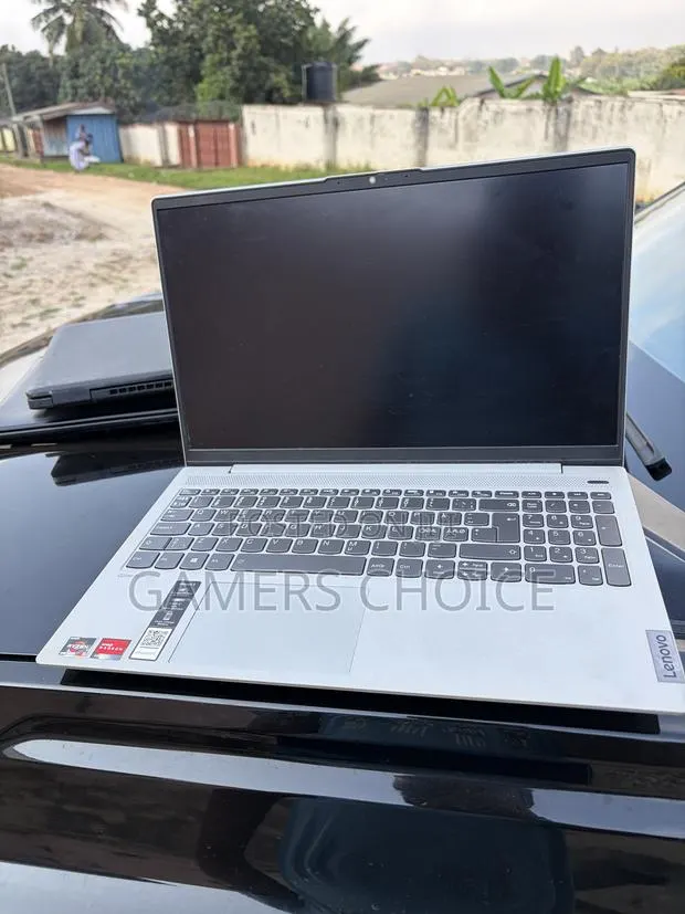 Laptop Lenovo 8GB AMD Ryzen 5 SSD 256GB · Photo 1