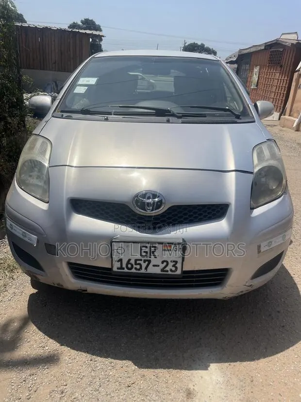 Toyota Vitz 2012 Gray · Photo 1