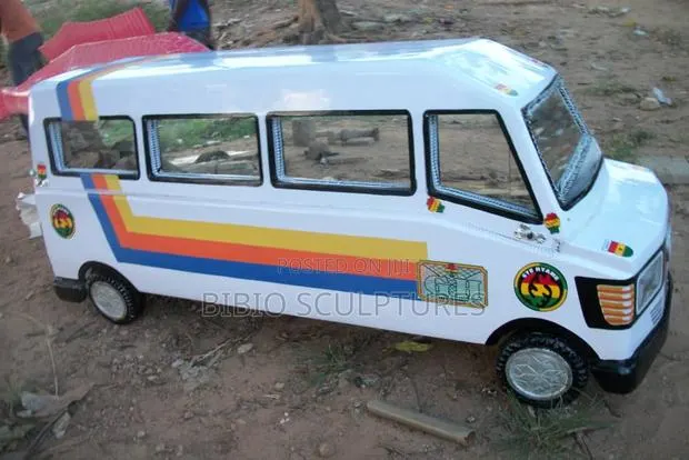 Trotro Shaped Casket · Photo 1