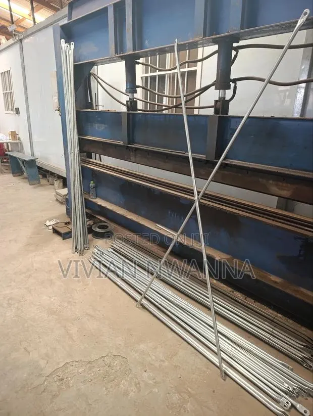 Scaffolding Brace Crossing · Photo 1