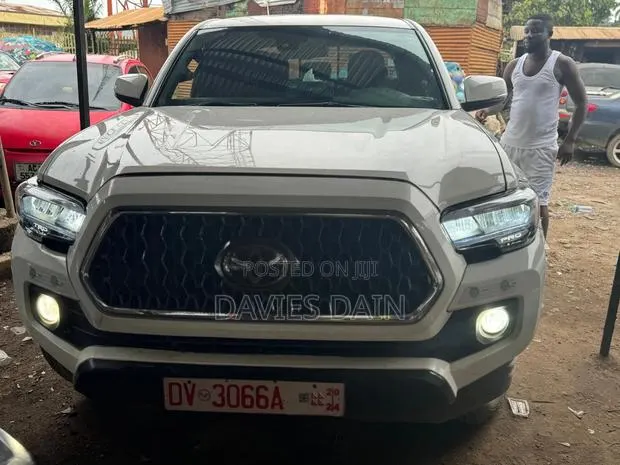 Toyota Tacoma 2018 White · Photo 1