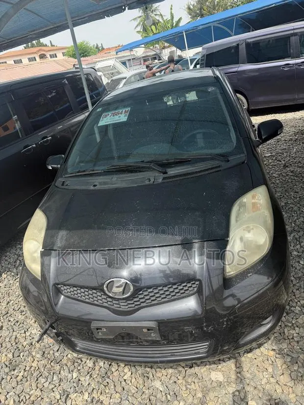Toyota Vitz 1.3 AWD 5dr 2010 Black · Photo 1
