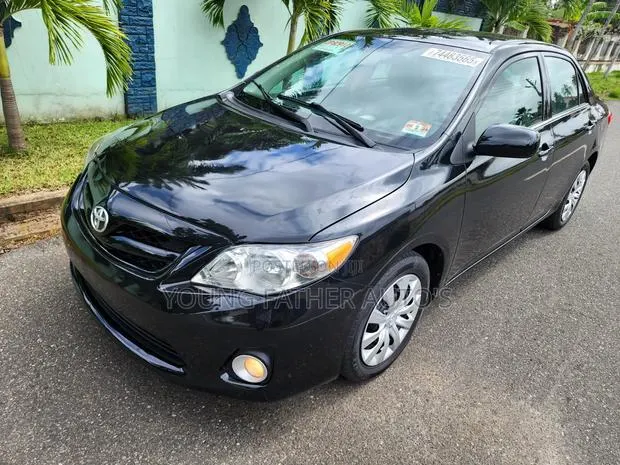 Toyota Corolla LE Special Edition 4dr Sedan (1.8L 4cyl 4A) 2013 Black · Photo 1