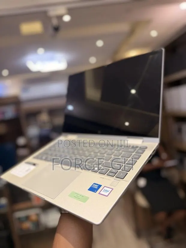 Laptop HP Envy x360 8GB Intel Core 5 SSD 512GB · Photo 1
