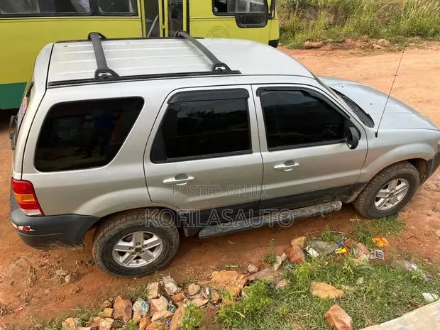 Ford Escape 2005 Silver · Photo 1