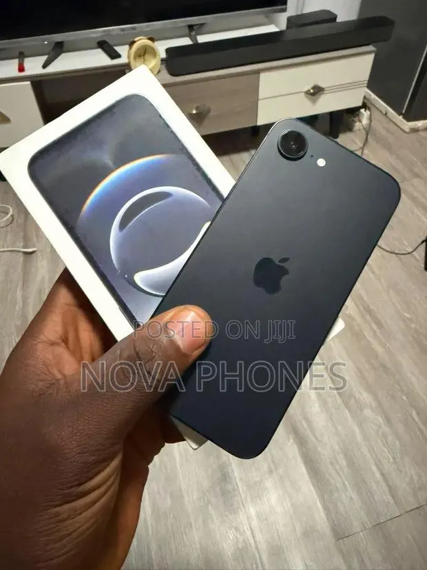 Apple iPhone 16e 128 GB Black · Photo 1