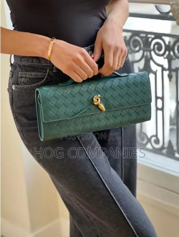 Handwoven Ladies Clutch Purse Crossbody Bag in Accra - Fast Delivery · Photo 1