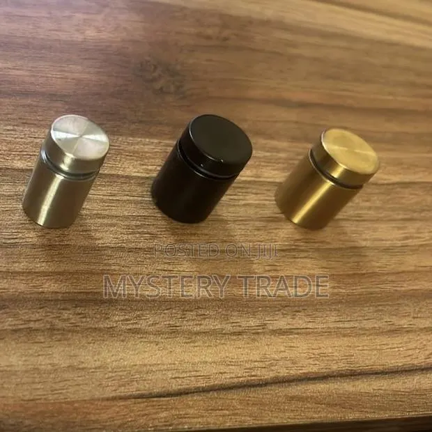 Advert Screws /Stand Off Screws · Photo 1