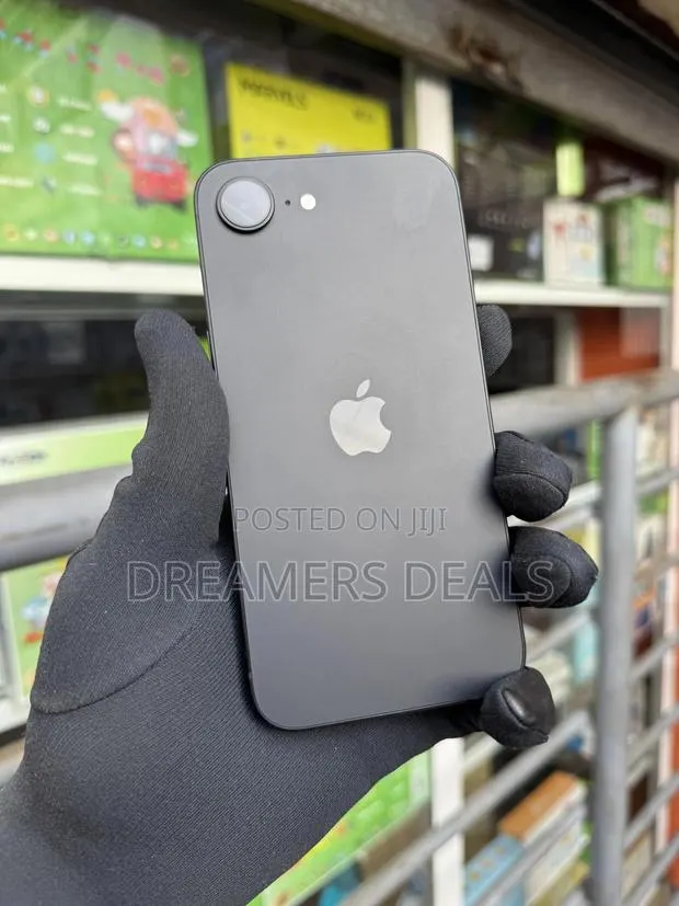 Apple iPhone 16e 128 GB Black · Photo 1