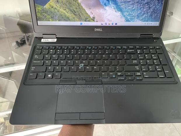Laptop Dell Latitude 5590 8GB Intel Core i7 SSD 256GB · Photo 1