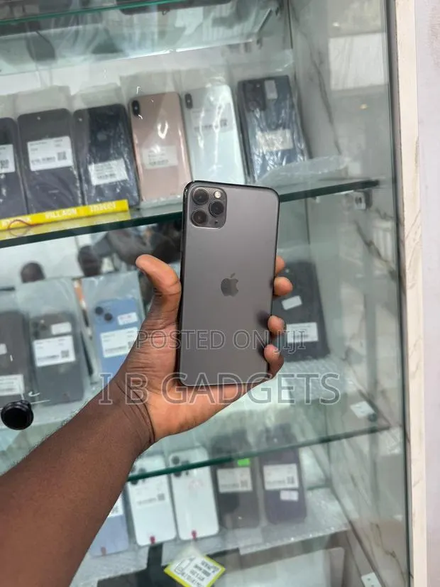 Apple iPhone 11 Pro Max 64 GB Gray · Photo 1