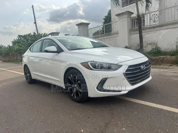 Hyundai Elantra 2018 White · Photo 1