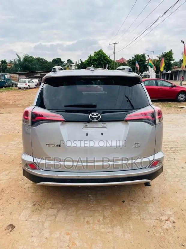 Toyota RAV4 2018 Silver · Photo 1