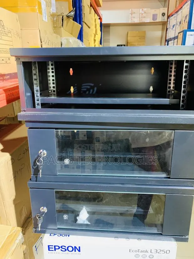 Network 4u Rack Cabinet Heavy Weight Mount With 1 Fan · Photo 3