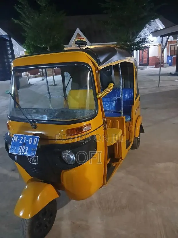 Bajaj RE 2021 Yellow · Photo 1