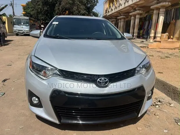 Toyota Corolla LE 4dr Sedan (1.8L 4cyl CVT) 2016 Silver · Photo 1